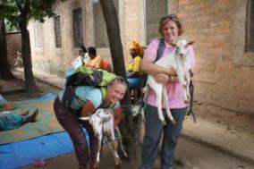 Petra und ihre Kollegin Barbara mit gespendeten Ziegen